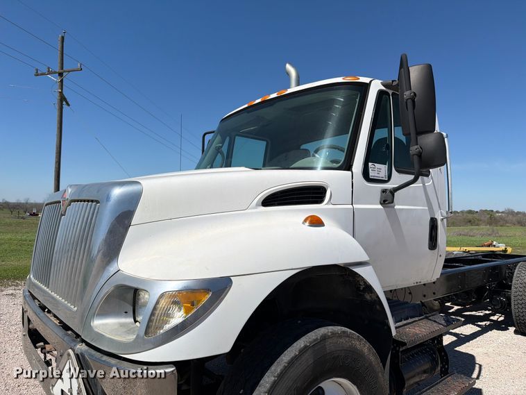 image for item ED5172 2006 International 7400 truck cab and chassis