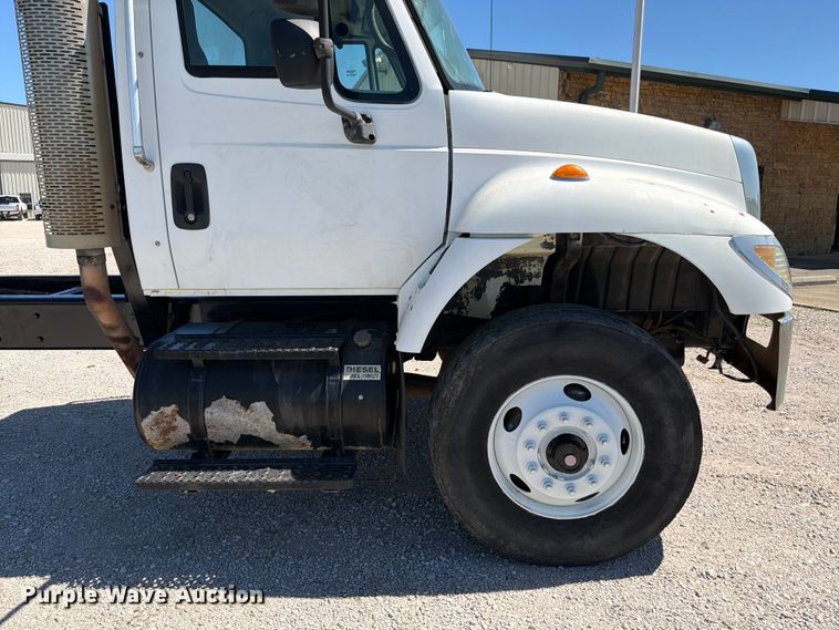 image for item ED5172 2006 International 7400 truck cab and chassis