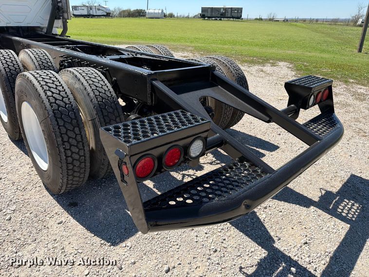 image for item ED5172 2006 International 7400 truck cab and chassis