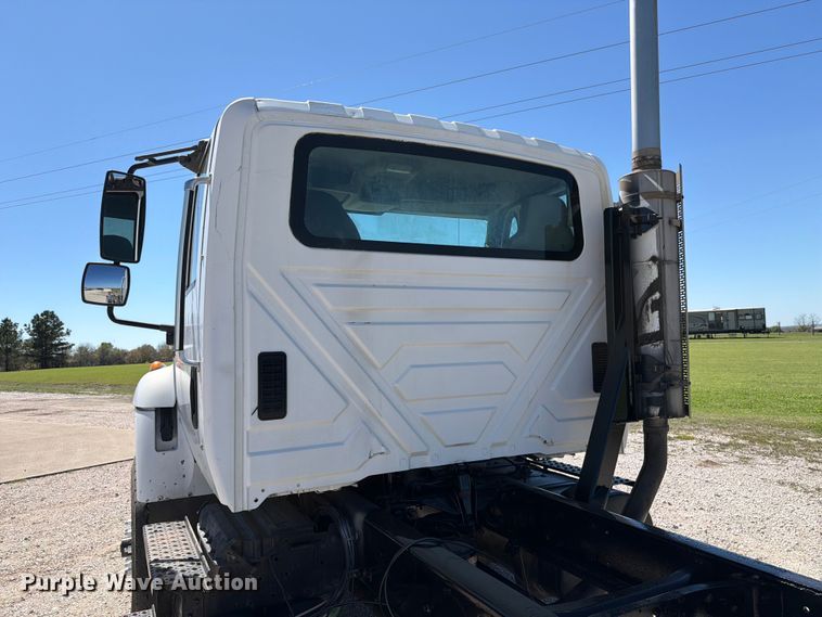 image for item ED5172 2006 International 7400 truck cab and chassis