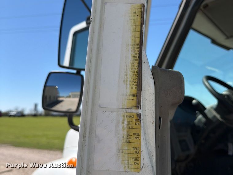 image for item ED5172 2006 International 7400 truck cab and chassis