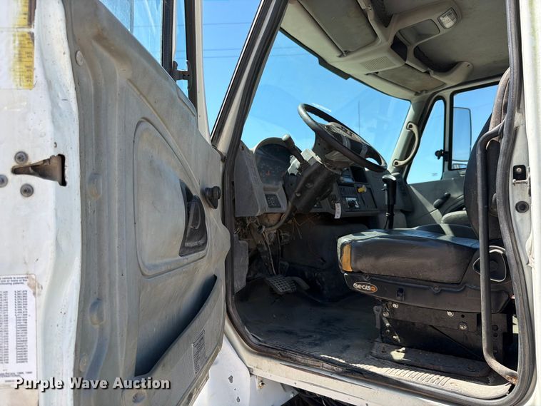 image for item ED5172 2006 International 7400 truck cab and chassis