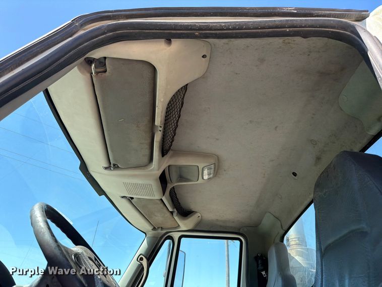 image for item ED5172 2006 International 7400 truck cab and chassis