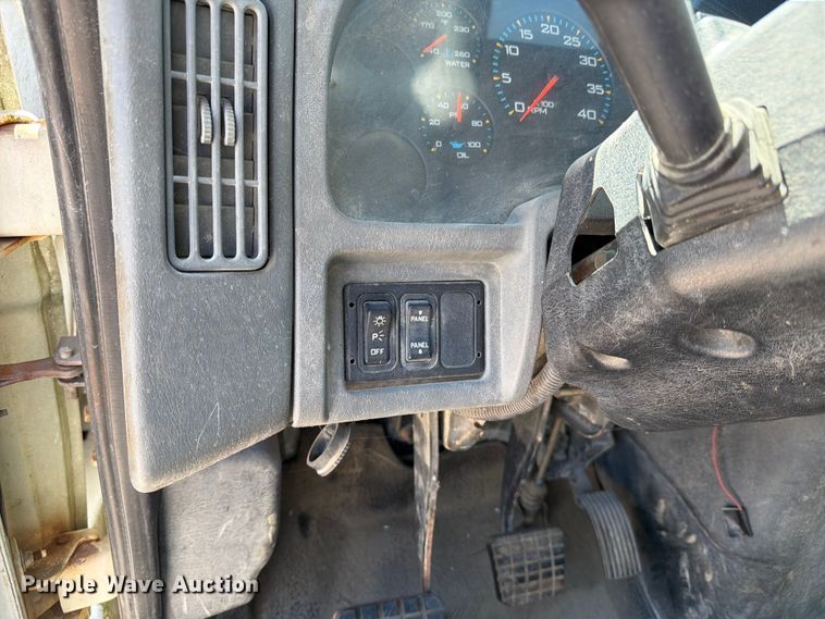 image for item ED5172 2006 International 7400 truck cab and chassis