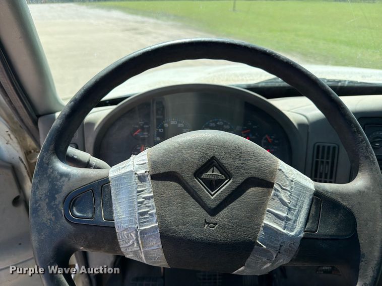 image for item ED5172 2006 International 7400 truck cab and chassis