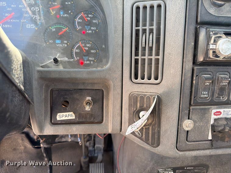 image for item ED5172 2006 International 7400 truck cab and chassis