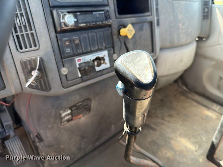 image for item ED5172 2006 International 7400 truck cab and chassis