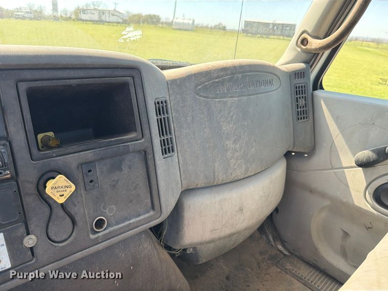 image for item ED5172 2006 International 7400 truck cab and chassis