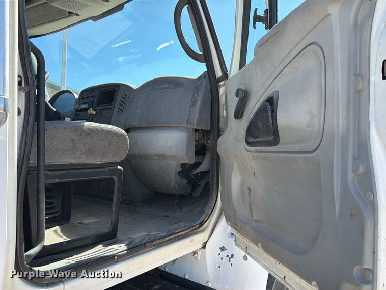 image for item ED5172 2006 International 7400 truck cab and chassis