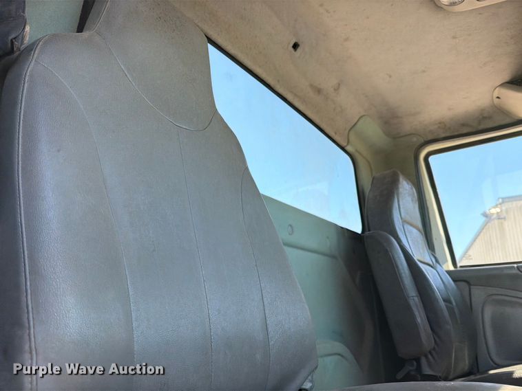 image for item ED5172 2006 International 7400 truck cab and chassis