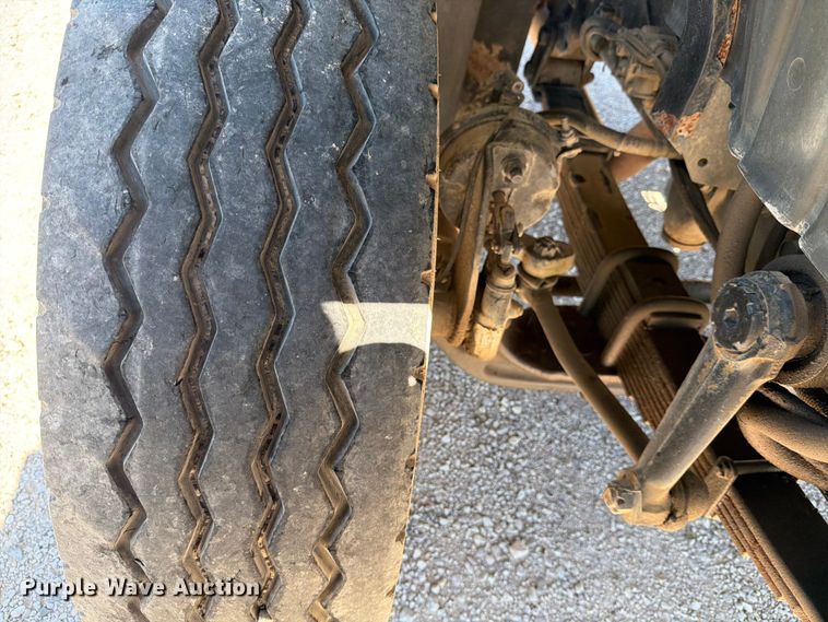 image for item ED5172 2006 International 7400 truck cab and chassis