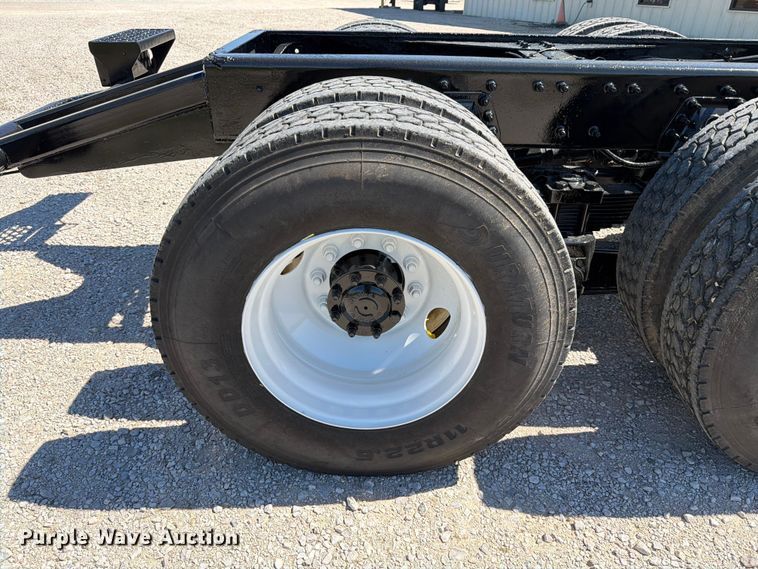 image for item ED5172 2006 International 7400 truck cab and chassis