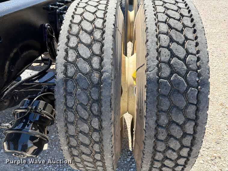 image for item ED5172 2006 International 7400 truck cab and chassis