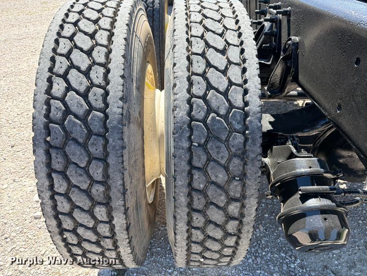 image for item ED5172 2006 International 7400 truck cab and chassis