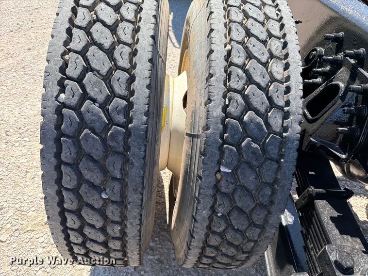 image for item ED5172 2006 International 7400 truck cab and chassis