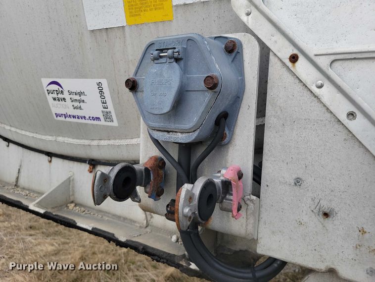 image for item EE0905 1998 Beall BAST-95-3-SB tank trailer