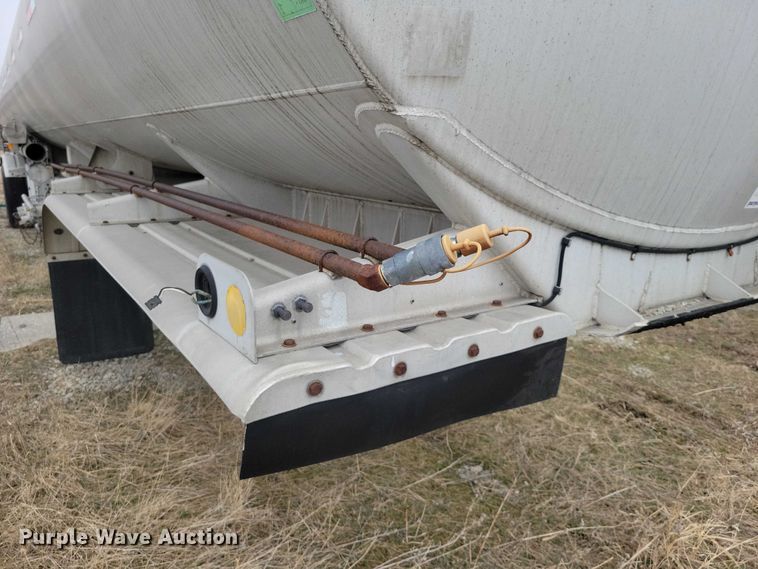 image for item EE0905 1998 Beall BAST-95-3-SB tank trailer