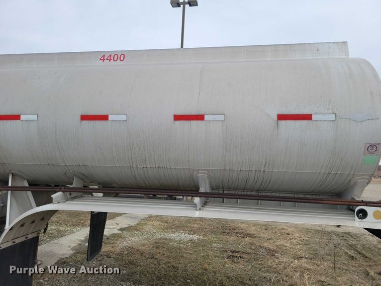 image for item EE0905 1998 Beall BAST-95-3-SB tank trailer