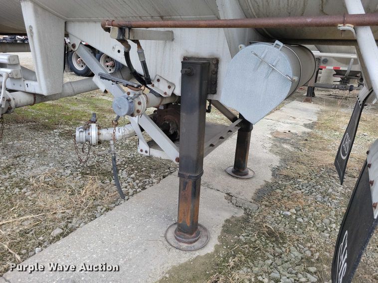 image for item EE0905 1998 Beall BAST-95-3-SB tank trailer