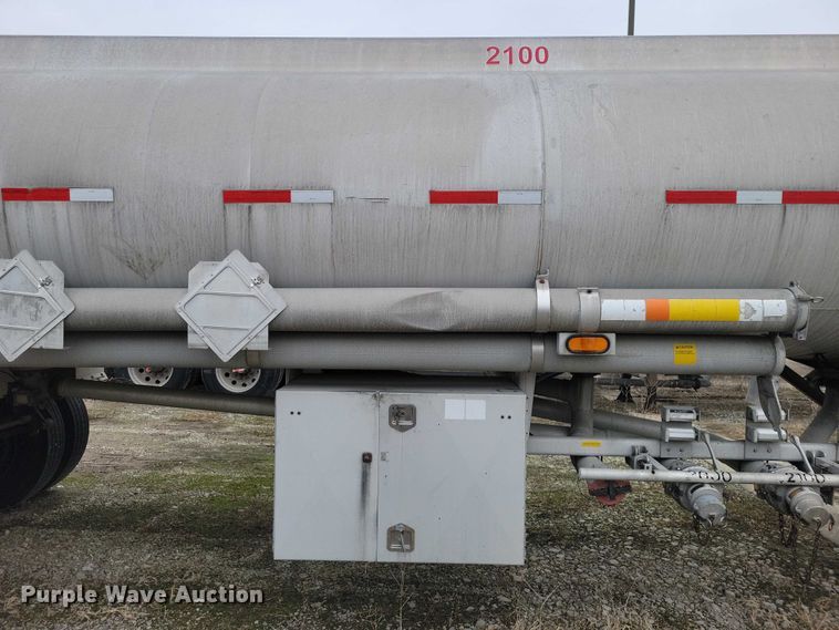 image for item EE0905 1998 Beall BAST-95-3-SB tank trailer