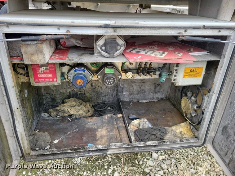 image for item EE0905 1998 Beall BAST-95-3-SB tank trailer