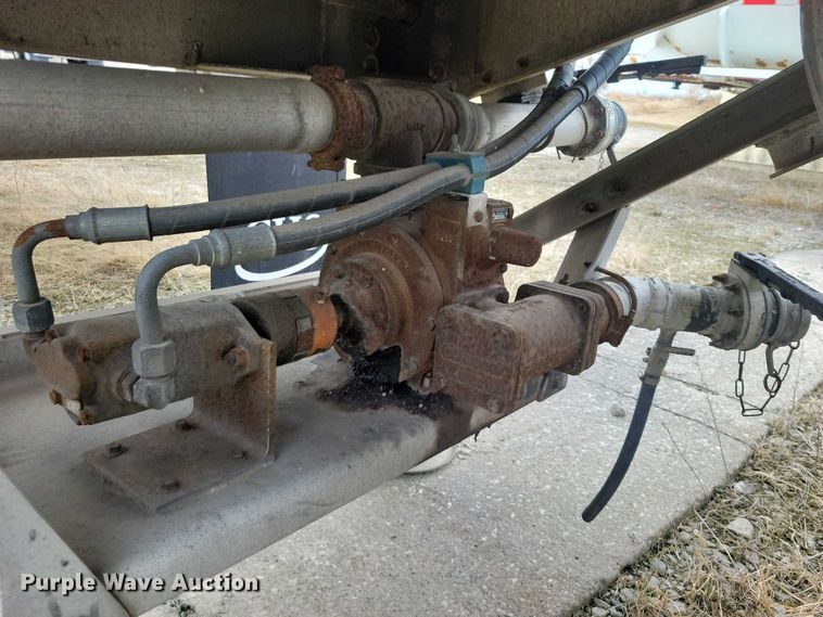 image for item EE0905 1998 Beall BAST-95-3-SB tank trailer