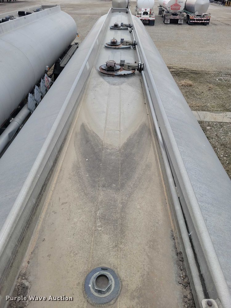 image for item EE0905 1998 Beall BAST-95-3-SB tank trailer