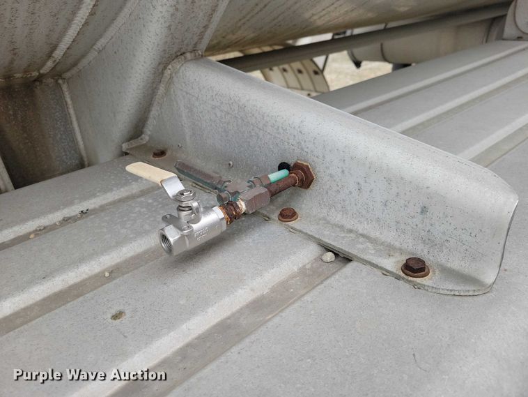 image for item EE0905 1998 Beall BAST-95-3-SB tank trailer