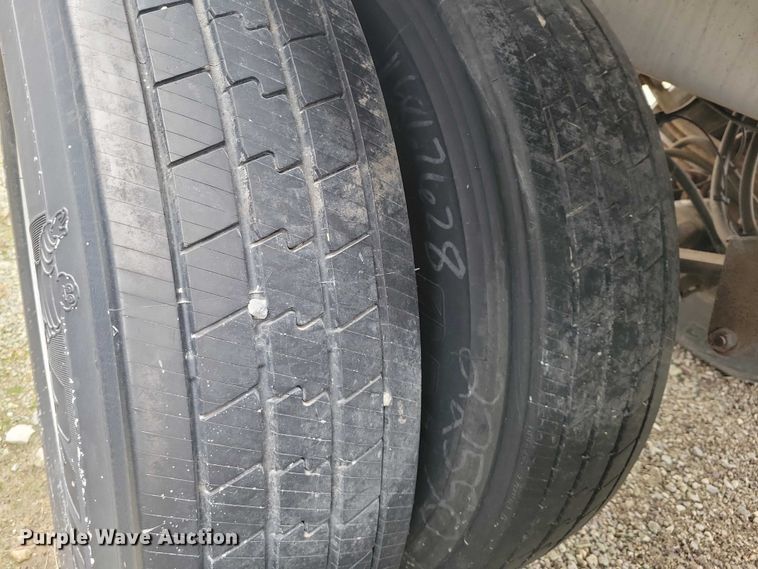 image for item EE0905 1998 Beall BAST-95-3-SB tank trailer