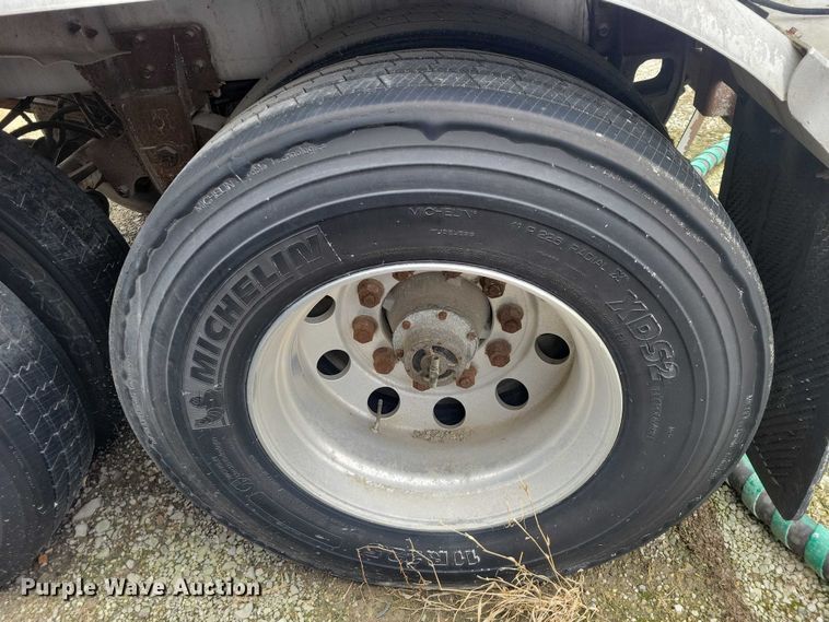 image for item EE0905 1998 Beall BAST-95-3-SB tank trailer