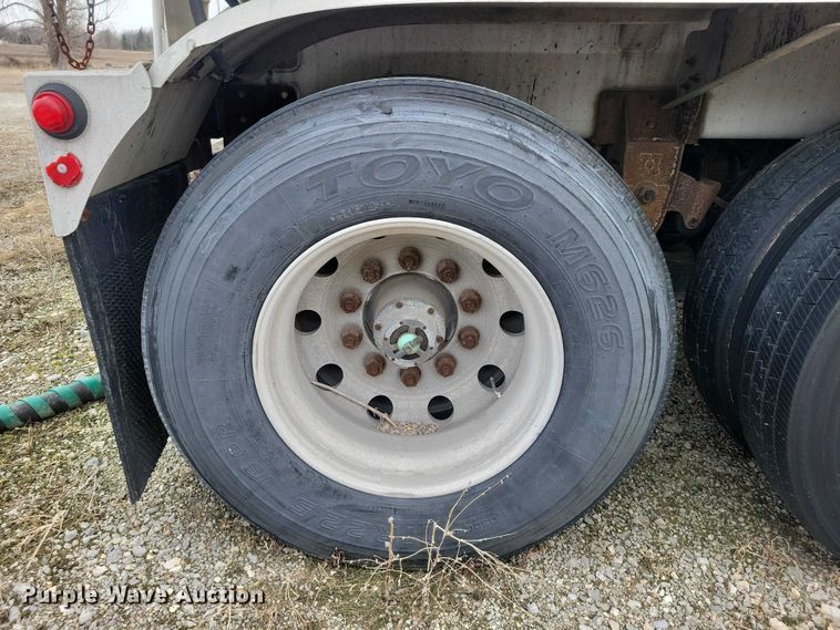 image for item EE0905 1998 Beall BAST-95-3-SB tank trailer