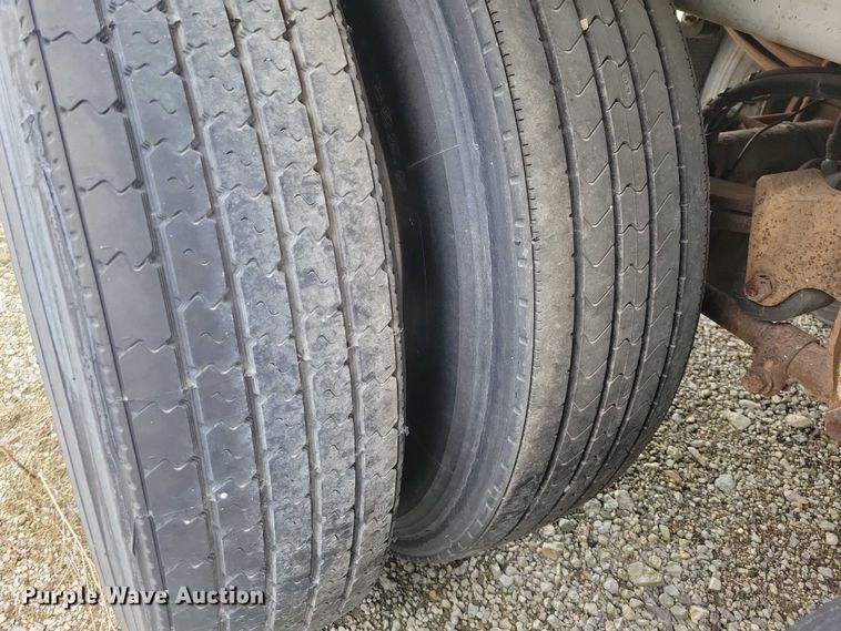 image for item EE0905 1998 Beall BAST-95-3-SB tank trailer