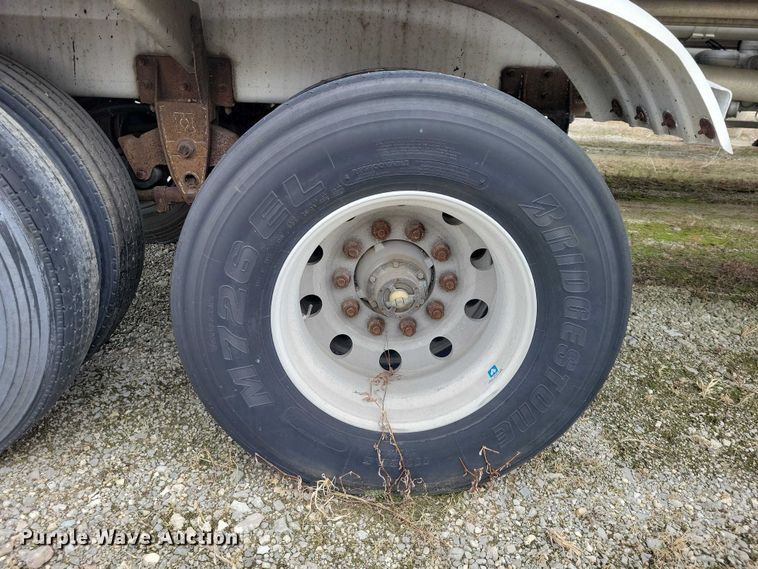 image for item EE0905 1998 Beall BAST-95-3-SB tank trailer