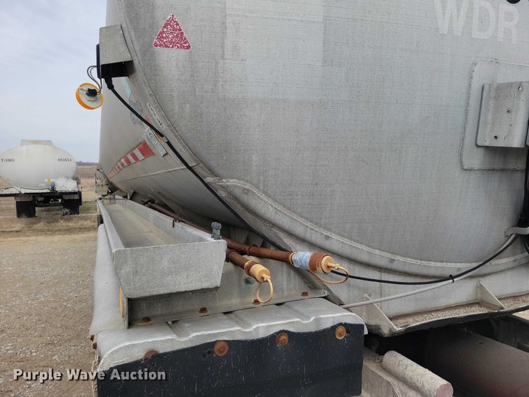 image for item EE0906 1989 Beall BAST-92-4 tank trailer