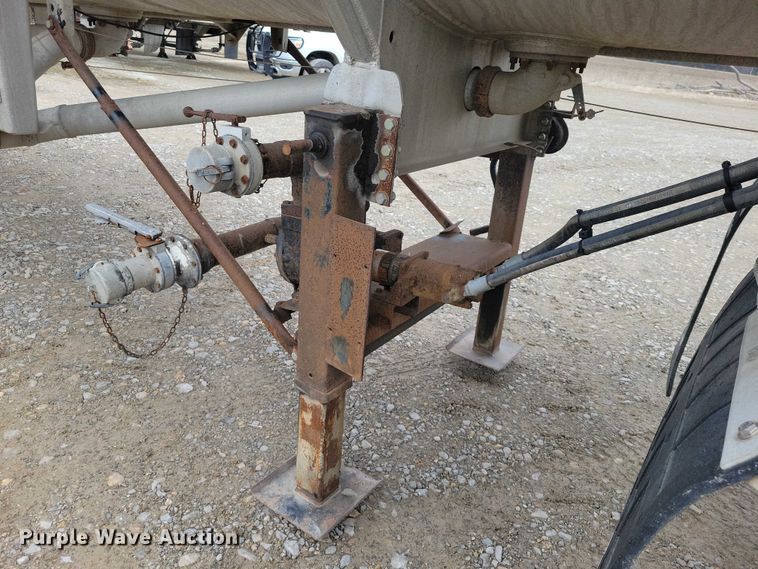 image for item EE0906 1989 Beall BAST-92-4 tank trailer