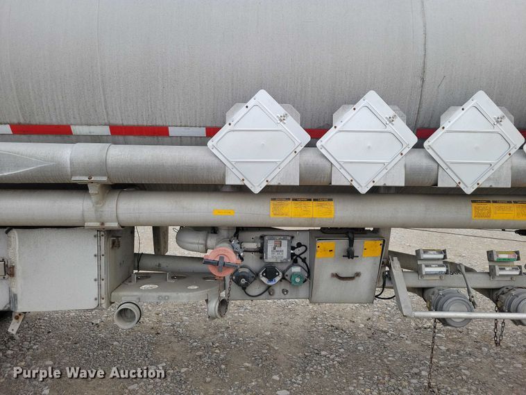 image for item EE0906 1989 Beall BAST-92-4 tank trailer