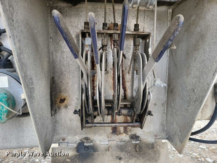 image for item EE0906 1989 Beall BAST-92-4 tank trailer