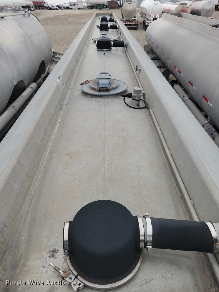 image for item EE0906 1989 Beall BAST-92-4 tank trailer