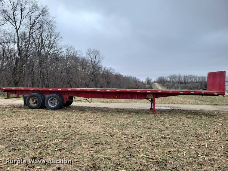 image for item EE0919 1982 Fruehauf flatbed trailer