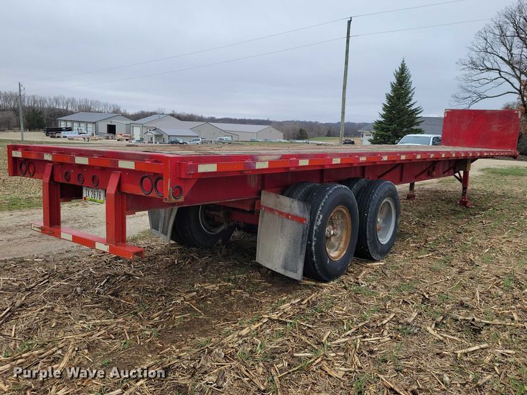 image for item EE0919 1982 Fruehauf flatbed trailer