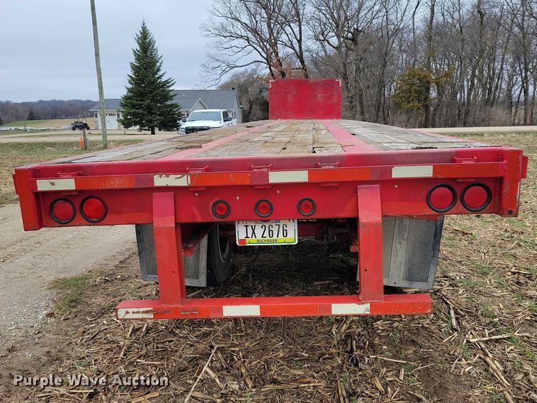 image for item EE0919 1982 Fruehauf flatbed trailer