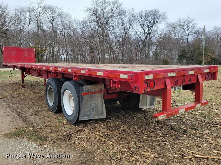 image for item EE0919 1982 Fruehauf flatbed trailer