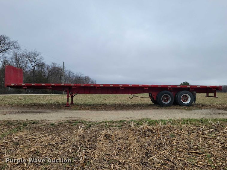 image for item EE0919 1982 Fruehauf flatbed trailer