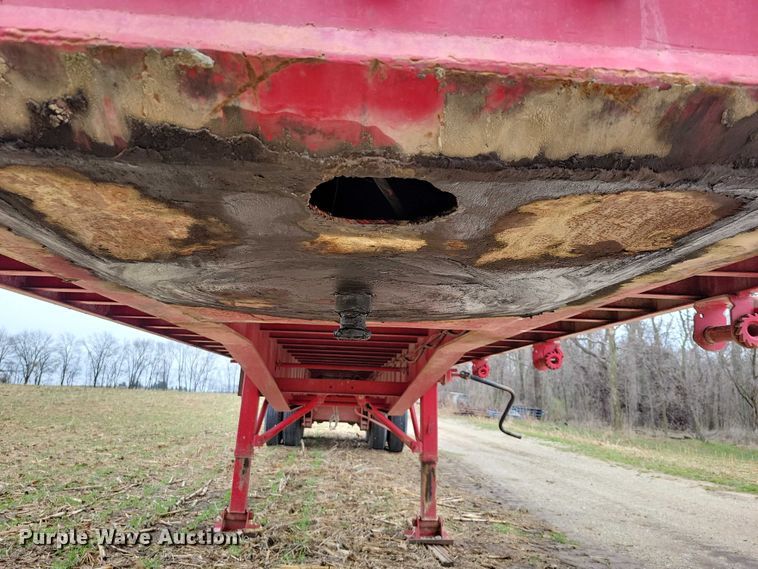 image for item EE0919 1982 Fruehauf flatbed trailer