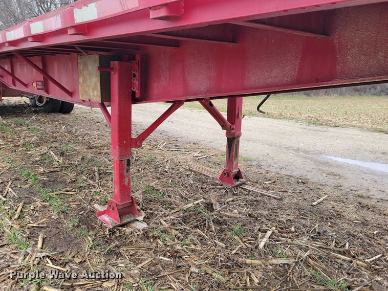 image for item EE0919 1982 Fruehauf flatbed trailer