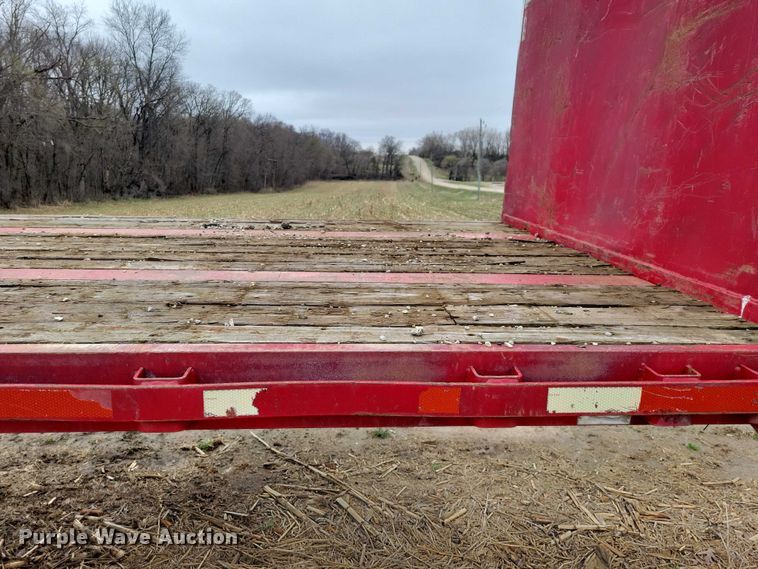 image for item EE0919 1982 Fruehauf flatbed trailer