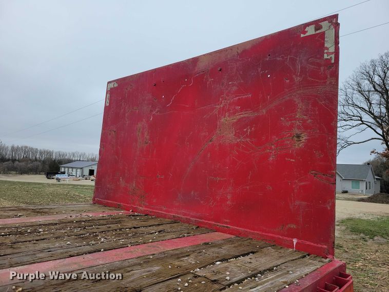 image for item EE0919 1982 Fruehauf flatbed trailer