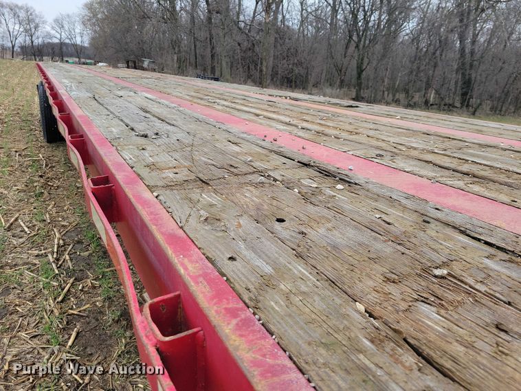 image for item EE0919 1982 Fruehauf flatbed trailer
