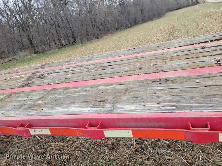 image for item EE0919 1982 Fruehauf flatbed trailer