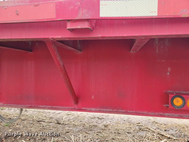 image for item EE0919 1982 Fruehauf flatbed trailer